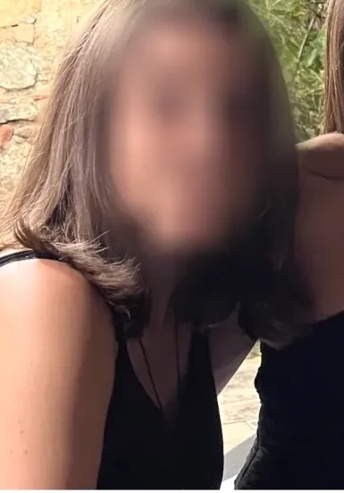 Manuela, 33