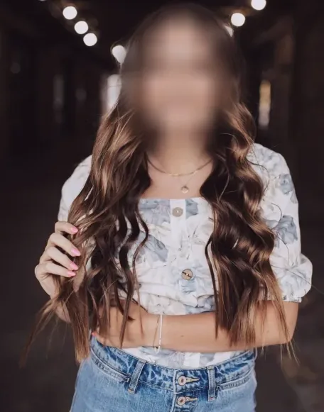Sandra, 20